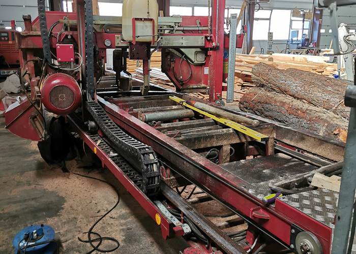 Scie mobile installée à Jausiers pour préparer les cabanes