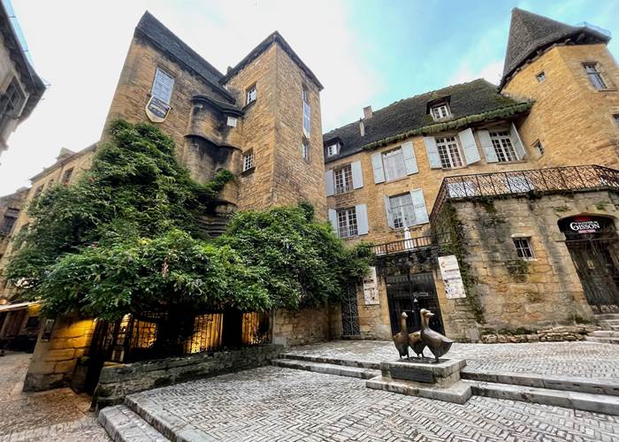 placedesoies-manoirdegisson-sarlat