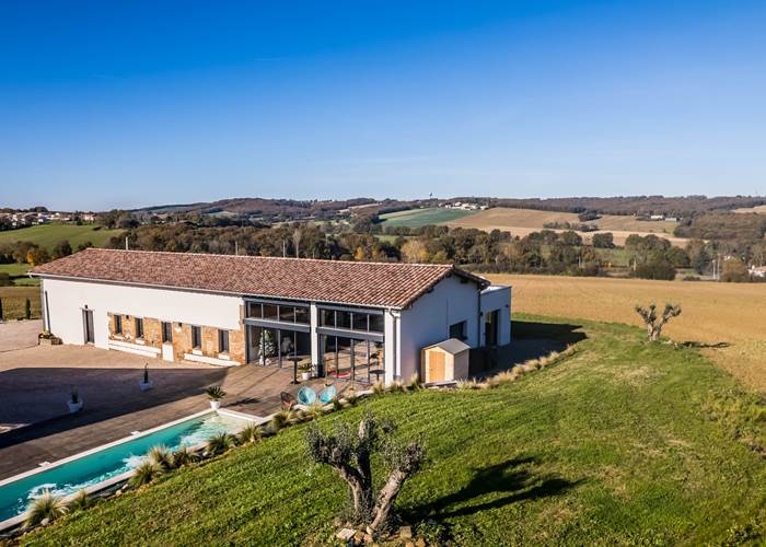 gîte, location de vacances, hébergement touristique, séjour, nuitée, maison de vacances, Lias, Bonrepose-sur-l'Aussonnelle, 32, Occitane, GERS, proche de forêt, centre-ville, pleine campagne, wifi, fibre optique, piscine jardin clos, terrasse, parking gratuit, cuisine équipée, barbecue, cheminée, climatisation, draps fournis, lave-linge, TV, Famille, groupe, grande capacité, 40 couchages, enfants bienvenus, séminaire, cousinade, randonneurs, amis, terrain de rugby, écrin d'amour , charme, authentique, luxe, insolite, calme, détente, nature, éco-responsable, durable, rénové, ancien, vue panoramique, atypique