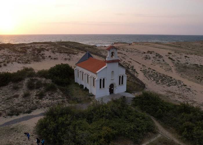 La chapelle sur la dune vue du ciel