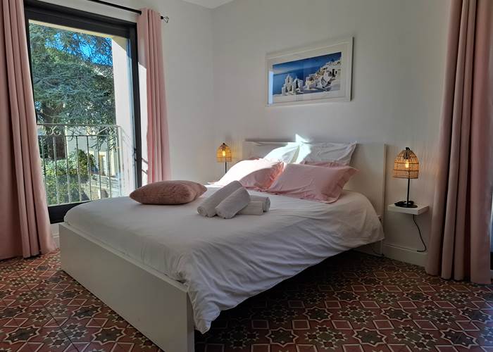 Chambre Pastelle lumineuse avec lit double aux Gîtes de Monte Blanco à Montblanc près de Pézenas-news