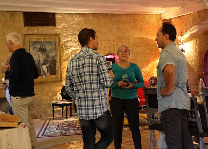 Degustation de vin dans le grand salon au Château de Saint-Chamarand dans le Lot