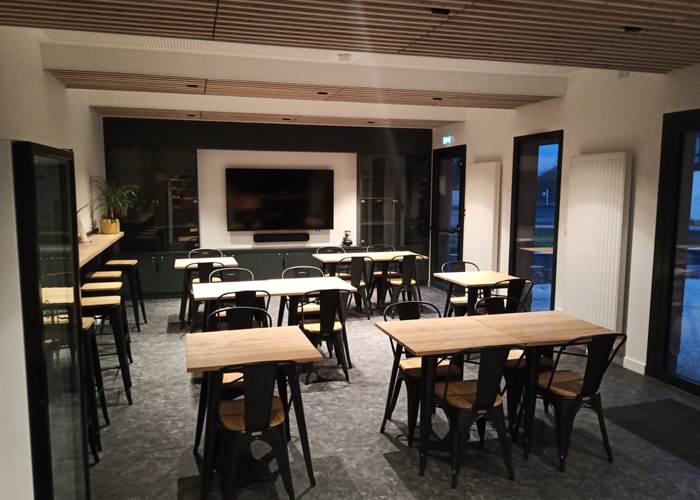 La salle du bar La Caisserie, 44 m2, avec son grand écran.