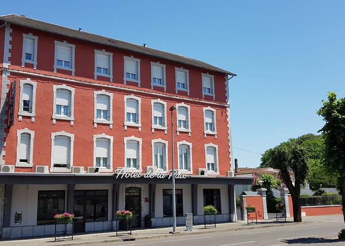 Hôtel-De-La-Paix-Hotel-en-Oloron-Ste-Marie-rue-tabac