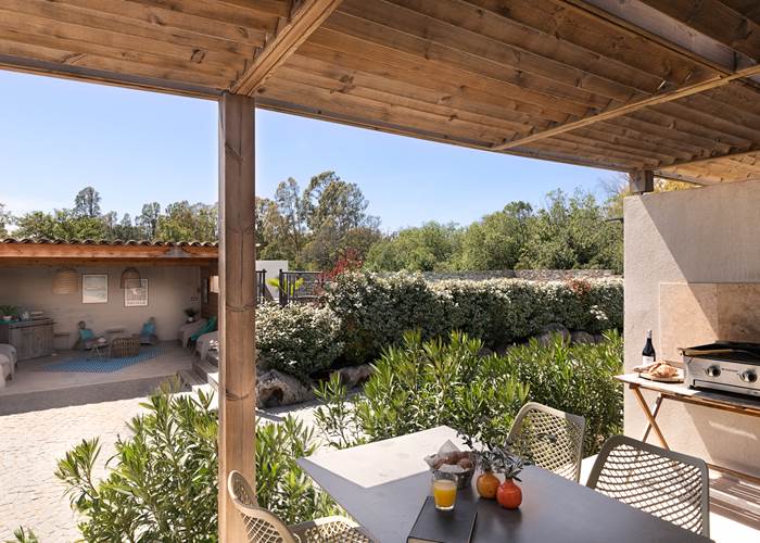 Espace verts et Pool House de la Résidence I Levri