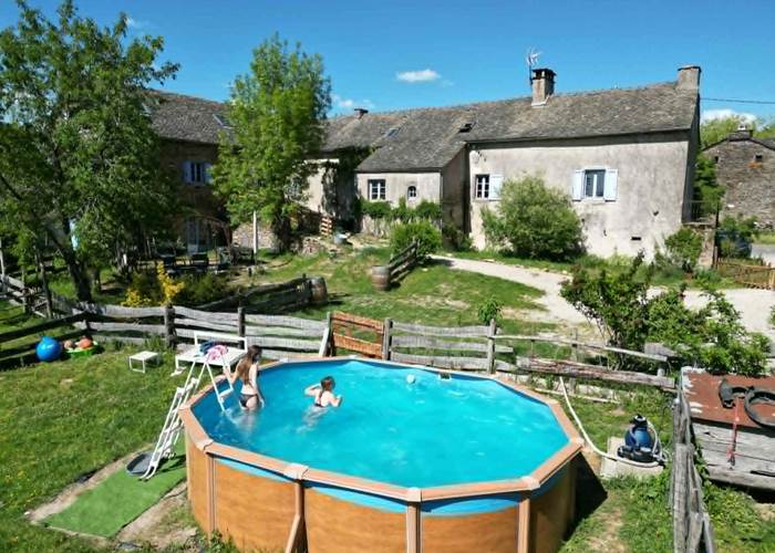 maison-hotes-piscine-aveyron-famille.jpg