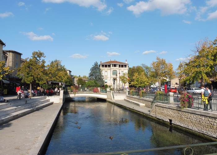 Isle sur la Sorgue et ses passerelles, une ville très prisée dans la Provence chic