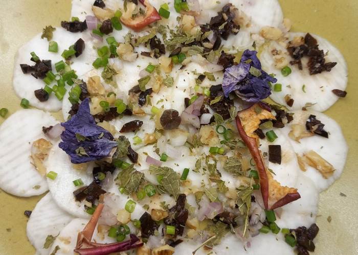 Carpaccio de mini-navets, noix, olives noires - Le Veilleur de Noblat