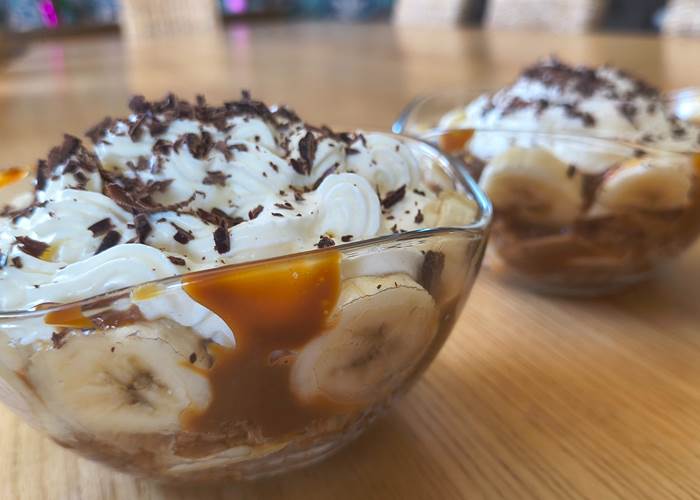 Le banoffee maison de Céline : une douceur généreuse à la banane, au caramel et à la chantilly.