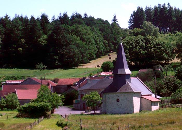 Eglise d'Augne, dans le bourg à 4 km du Ranch des Lacs, la plus petite église du département 87