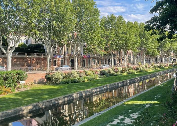 Perpignan la Rayonnante, les quais de la Basse. Un peu de fraîcheur pour adoucir la chaleur de l'été au centre ville. Bonne promenade !