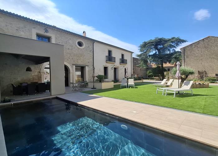 Cour principale des Gîtes de Monte Blanco en 2026 avec piscine, terrasse, transats et espaces paysagers.