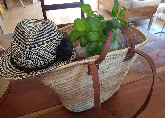 Panier en osier - retour de marché en Provence, basilic, saucisson à la lavande, ail et chapeau de paille