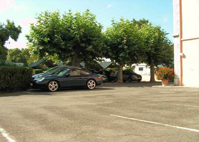 Hôtel-De-La-Paix-Hotel-en-Oloron-Ste-Marie-parking