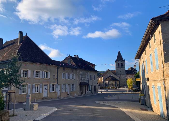 La maison (à gauche) et l'église