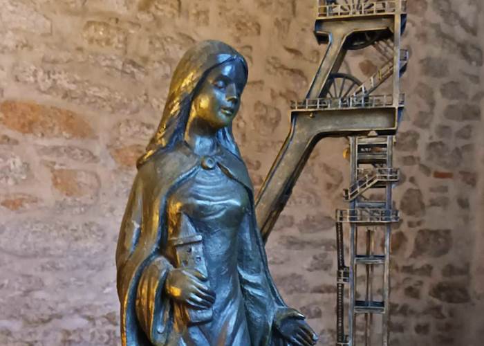Sculpture de la Sainte Barbe avec un chevalement minier. Mat Wanders