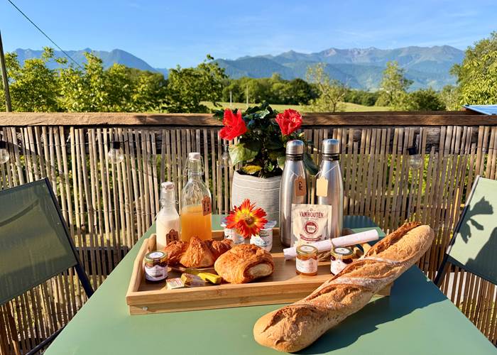 Petit-déjeuner avec des produits frais et locaux