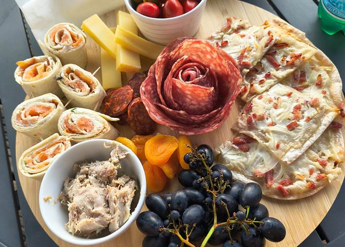 Des plateaux gourmands à partager pour prolonger les belles soirées d'été.