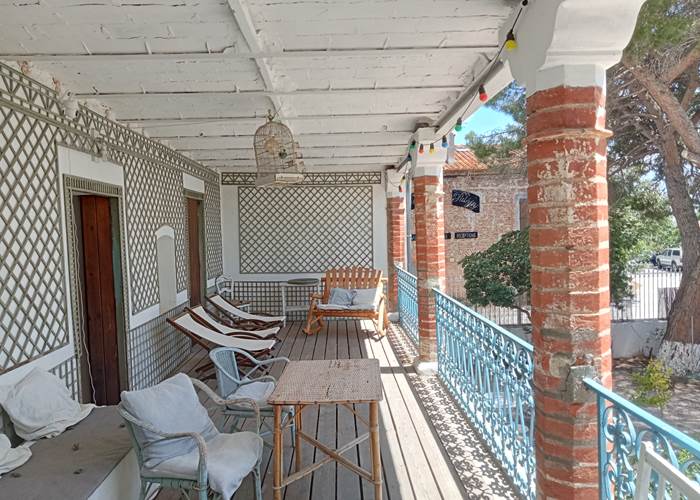 Le Mas Palegry chambres d'hôtes Perpignan - La terrasse du premier étage pour profiter de quelques instants de repos avant de prendre la route