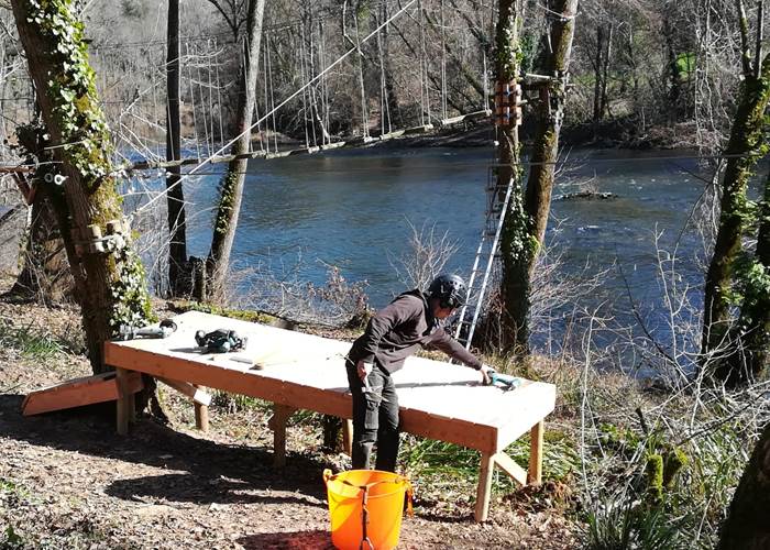 Plateforme d'arrivée de tyrolienne au sol