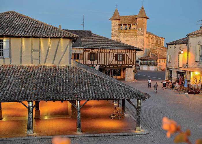 Villeréal: halle et église de nuit