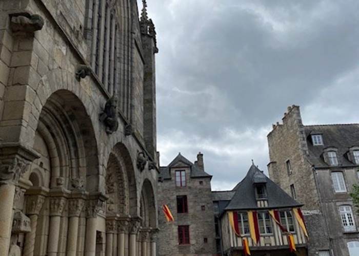 Dinan : place Saint Sauveur