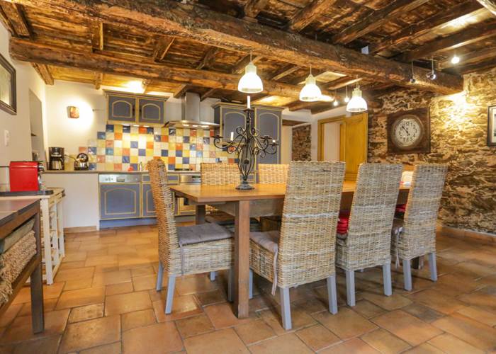 La salle à manger le salon de l'appartement.