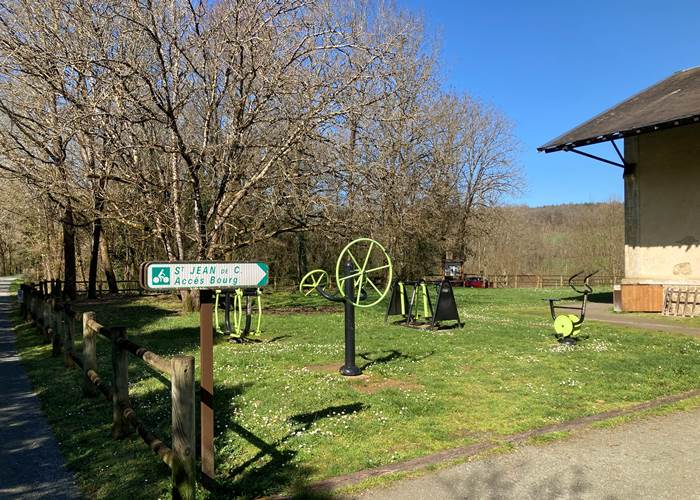 Accès au village de Saint Jean de Côle