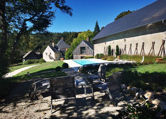 la-verrerie-d-ivoy-la-piscine-ouverte-en-période-estivale