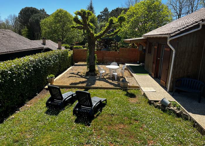 Jardin clos avec spa en dordogne