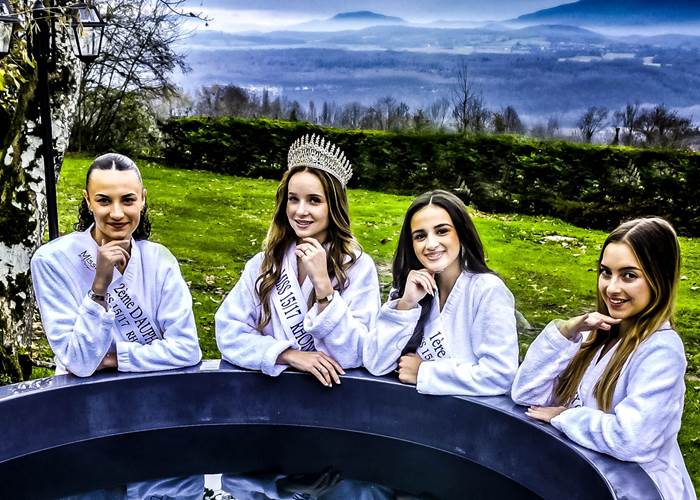 Détente au Bain nordique avec vue sur les montagnes du Bugey – Manoir du Colombier