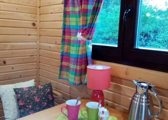 Petit déjeuner gourmand pour un week-end romantique en roulotte.