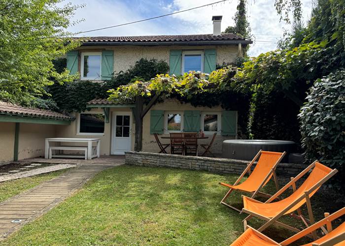 jardin-jacuzzi-maison-vacances-nature-charly-region-lyon