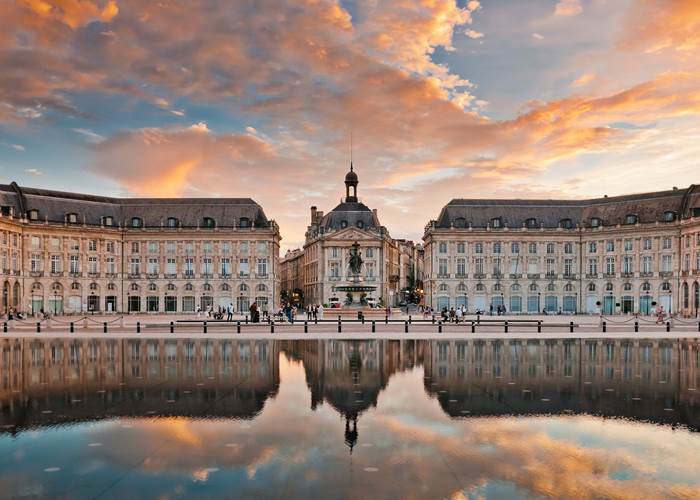 Bordeaux, place de la Bourse (source: https://www.churchillbordeaux.com/places/place-de-bourse/)