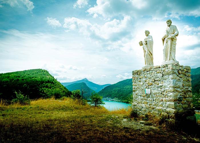 vue sur le lac de castillon alimenté par le verdon