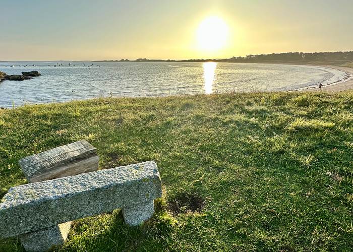 Un moment à passer en amoureux depuis le banc en granit du jardin