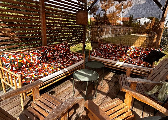 Canapés en bambou sous la pergola