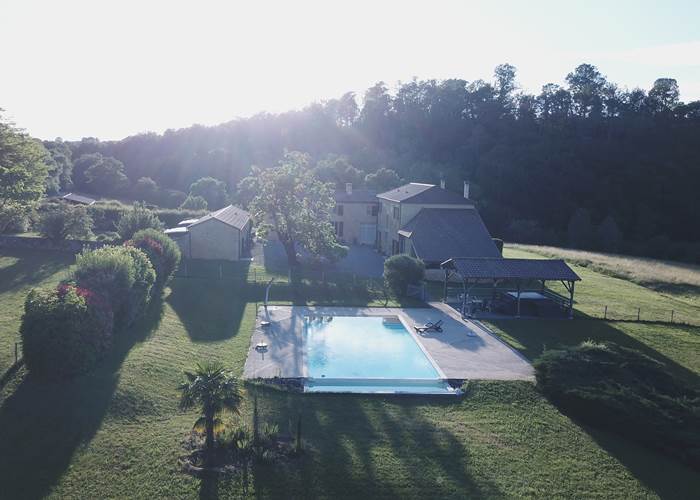 DOMAINE DU CHAMP DE L'HOSTE - maison d'hôtes à Larzac 24170 - piscine - Dordogne - Vue du ciel.