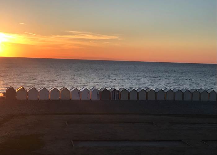 Coucher du soleil derrière les cabines.