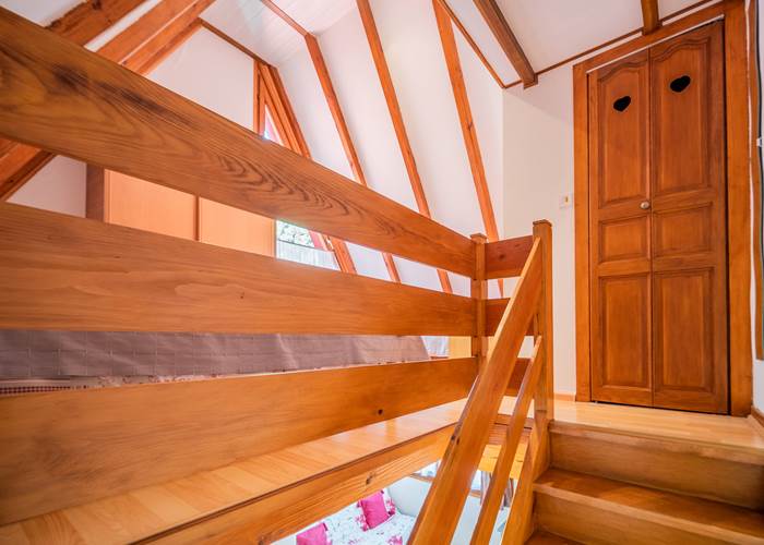 Escalier qui monte à la chambre et à la salle d'eau