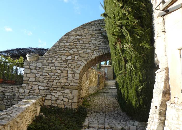 Belle arche en pierres blondes du Luberon dans le village de Joucas