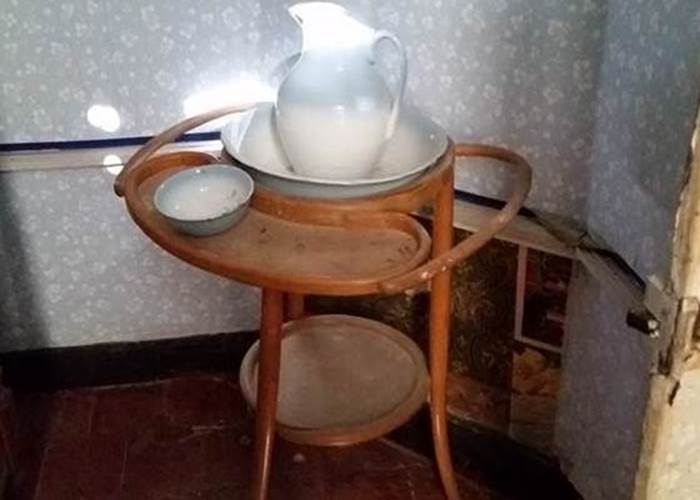 Mobilier ancien avec poterie