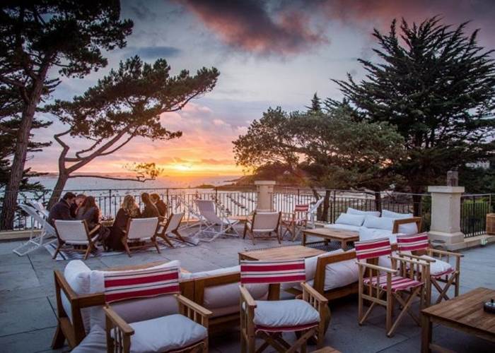 La terrasse du Nessay et son splendide coucher de Soleil (@ Dinard Emeraude Tourisme)