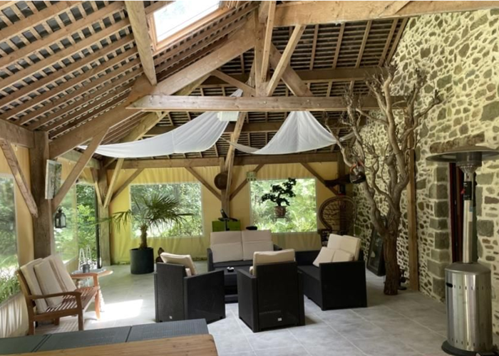 Le préau, couvert et semi fermé