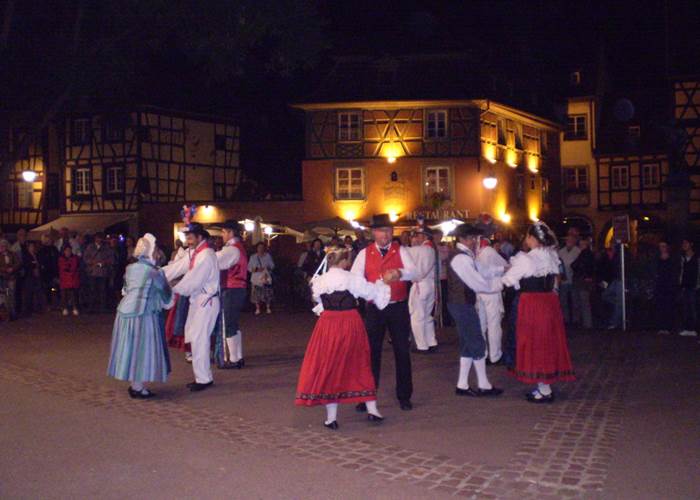 Spectacle folklorique au Koïfhus à Colmar en été