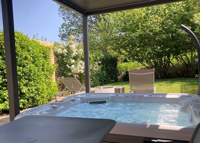 Jacuzzi extérieur privatif "chambre Cocoon"