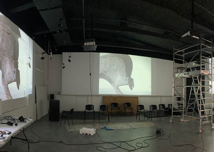 Exposittion Djoti Bjalava en cours de montage