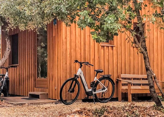 Vélos électriques devant la Cabane des 1000 Pailles