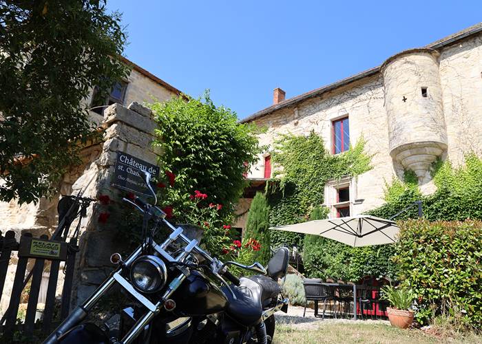 Pause au Relais Motards du Château de Saint-Chamarand, hébergement convivial pour motards dans le Lot