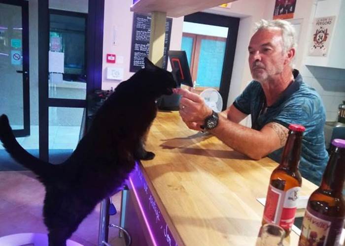 Eric et notre chatte Kuna